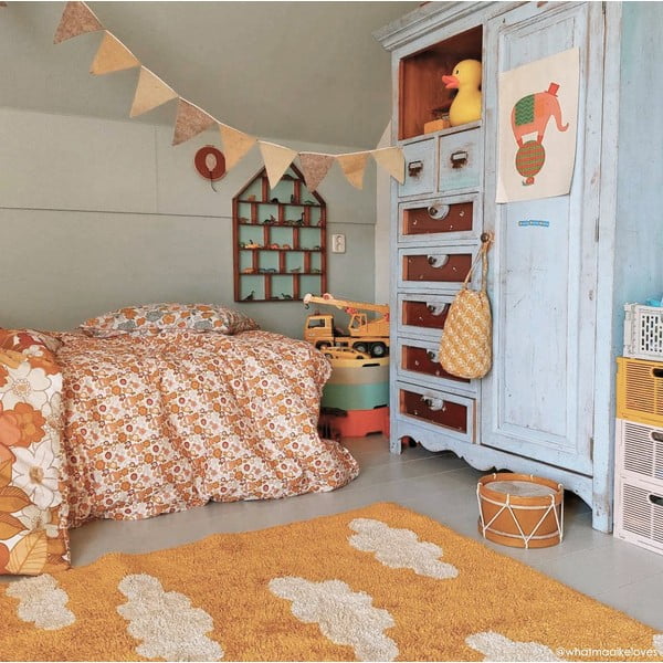 Pratelný ručně tkaný bavlněný dětský koberec v hořčicové barvě 120x160 cm Clouds Mustard – Lorena Canals-image-1