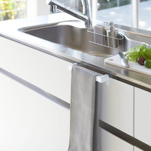 Bílý závěsný držák na kuchyňské utěrky Tower – YAMAZAKI-image-1