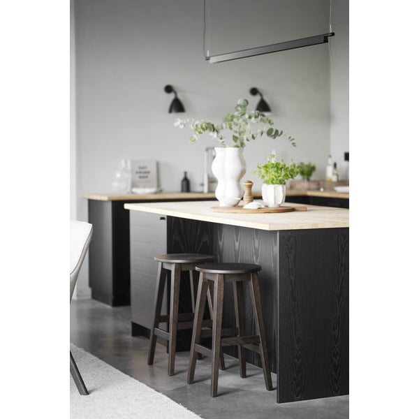 Tmavě hnědé barové stoličky v sadě 2 ks z dubového dřeva (výška sedáku 65 cm) Austin – Rowico-image-3