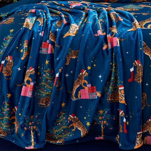 Modrá deka s vánočním motivem z mikroplyše 130x170 cm Christmas Tiger – Catherine Lansfield-image-2