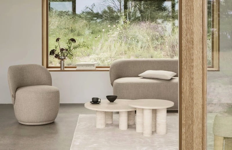 Soft luxury trend 2025: Dřevo a kámen v interiéru