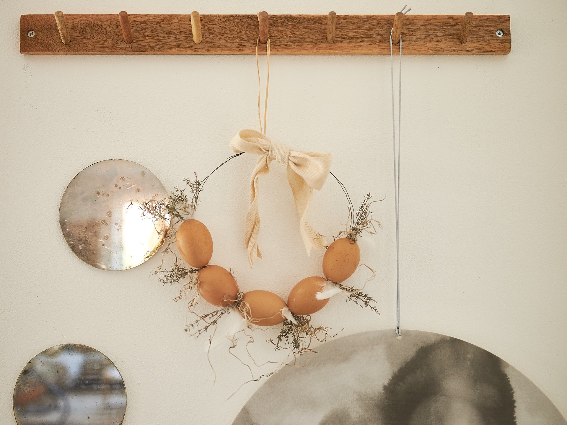 Velikonoční věnec na dveře z vyfouklých vajíček