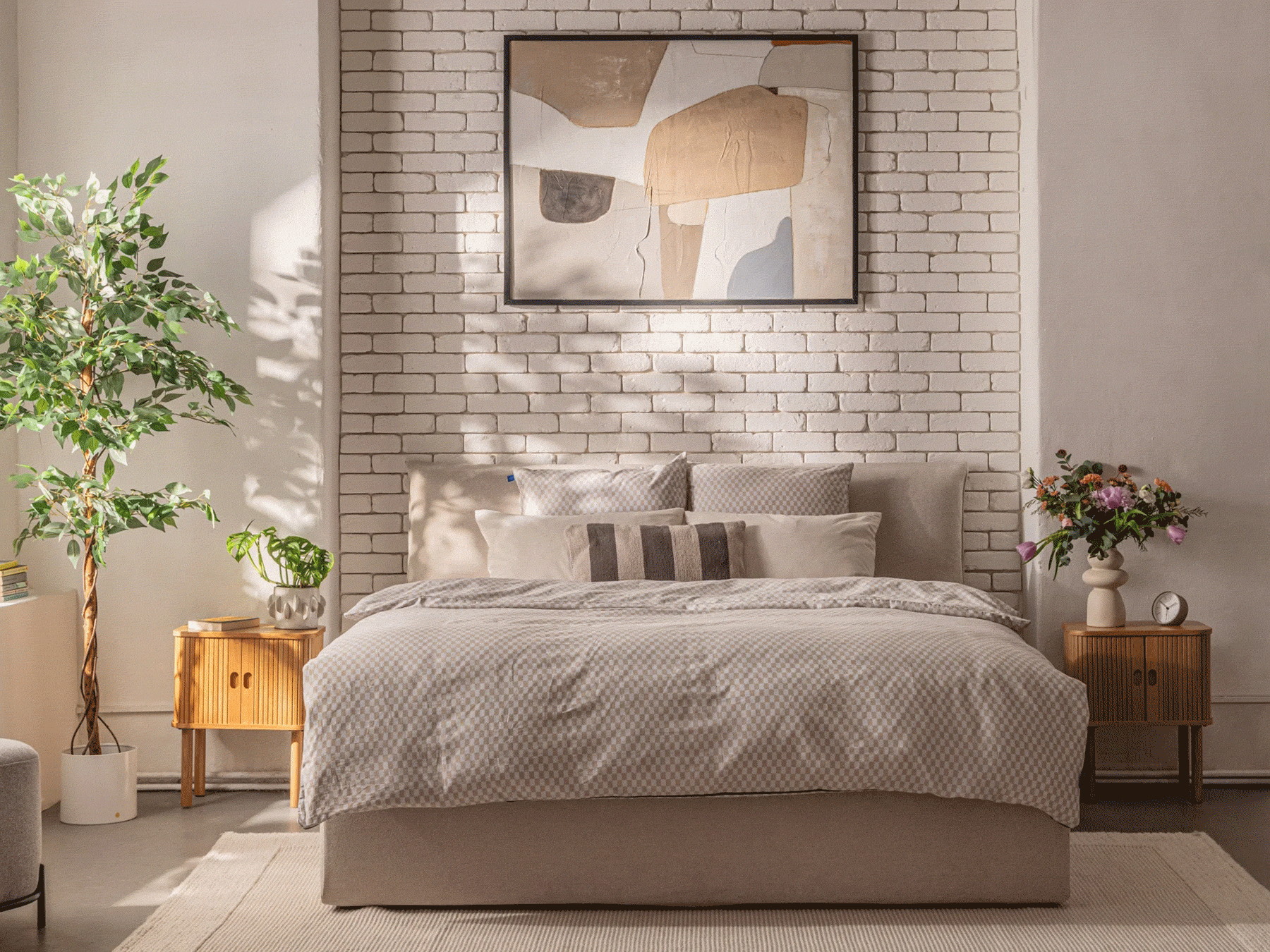 Rychlé oživení interiéru ložnice, když přidáme zelené rostliny.