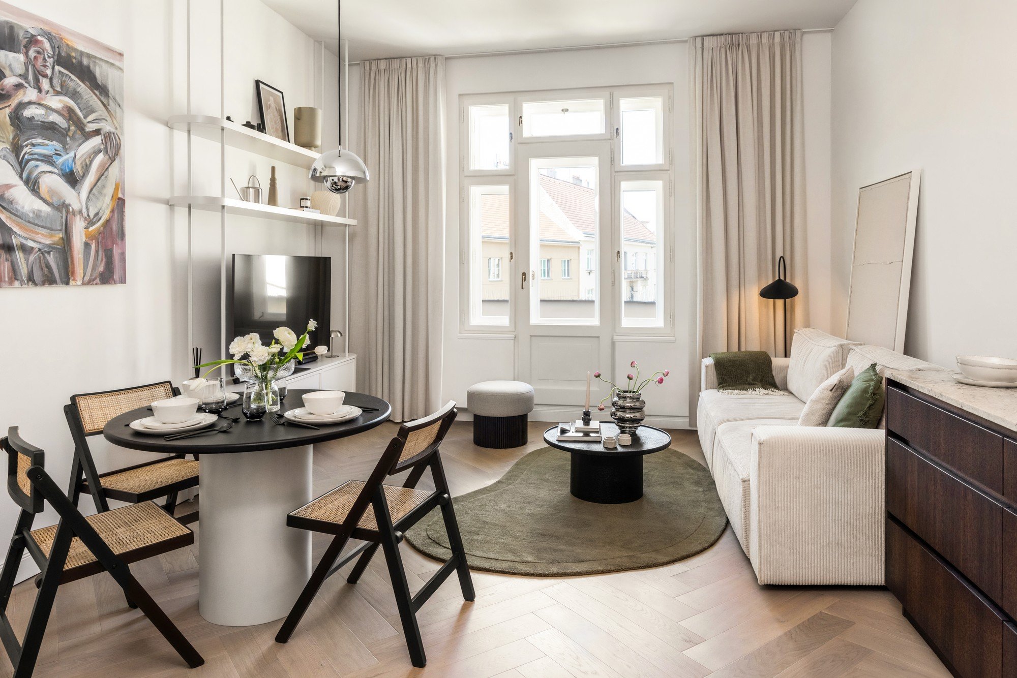 Recept na útulný malý obývací pokoj s jídelnou? Světlé barvy, vzdušný nábytek a jednotný styl.