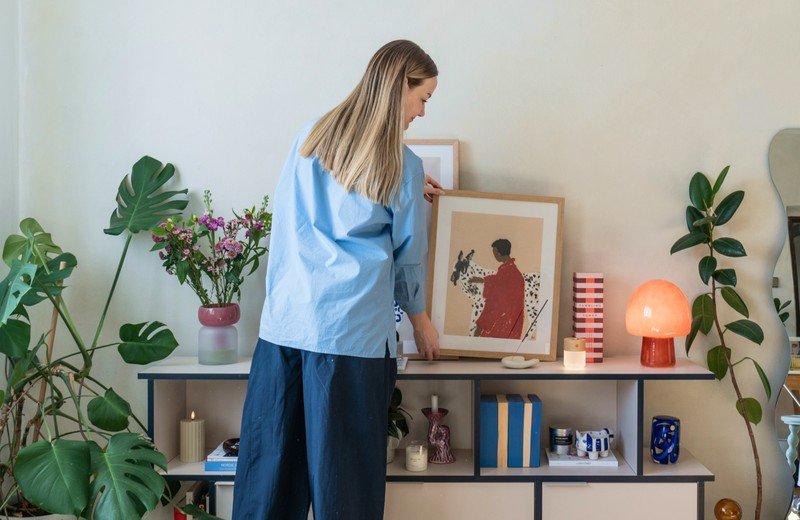 Jak vyzdobit poličku: 15+ tipů na styling jako od designéra