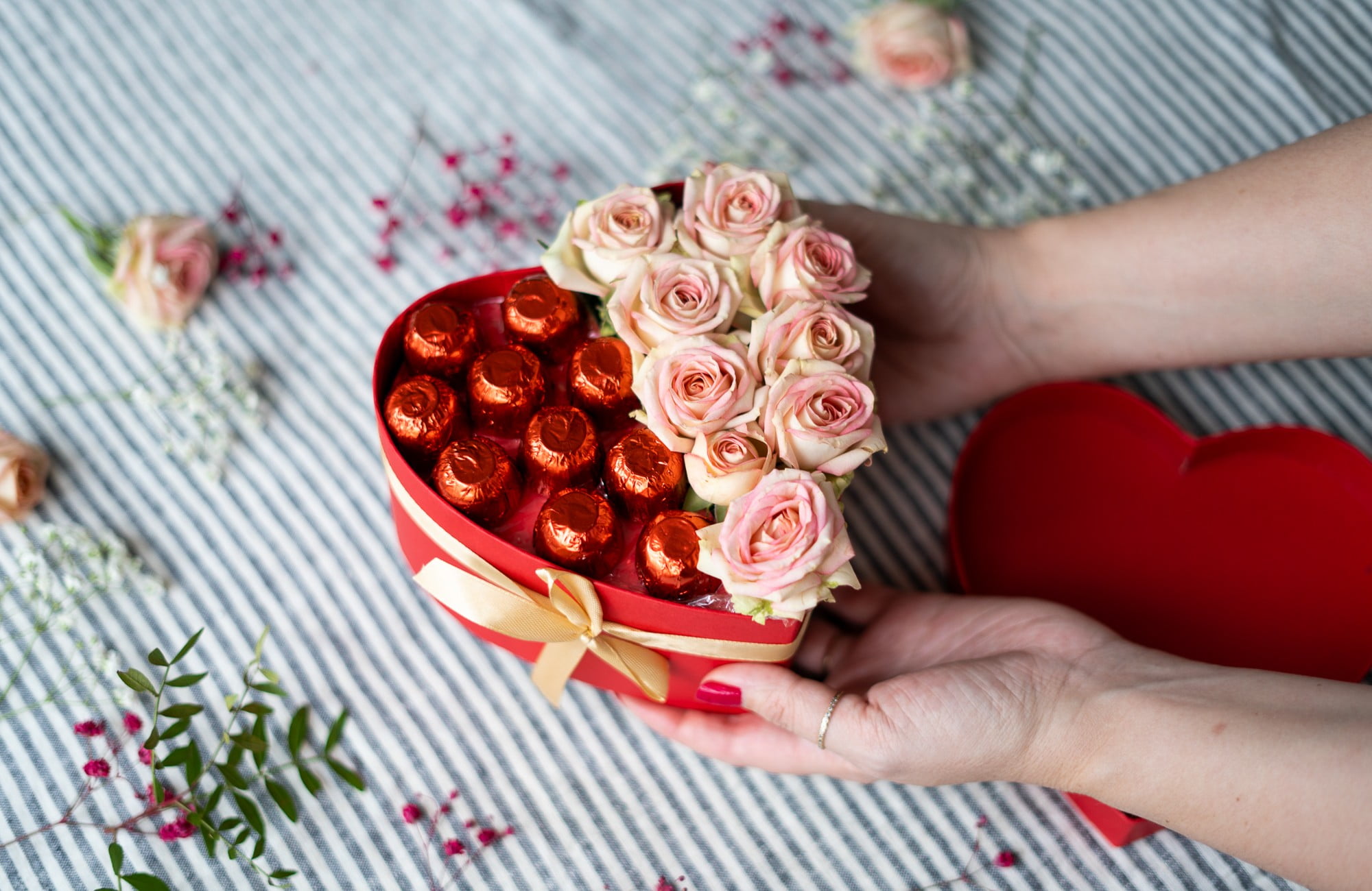Čokoláda i květiny pohromadě ve tvaru srdce – originální dárek pro maminku.