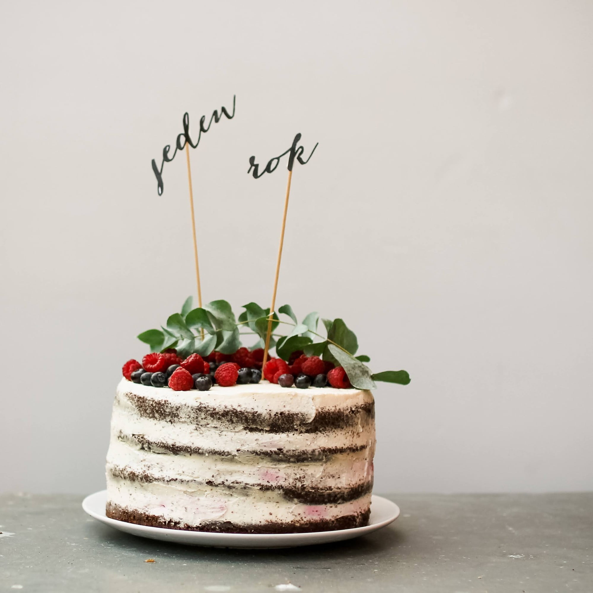 Jednoduchý tip na narozeninový dort. Slova vyřežte řezákem nebo na plotru. 
