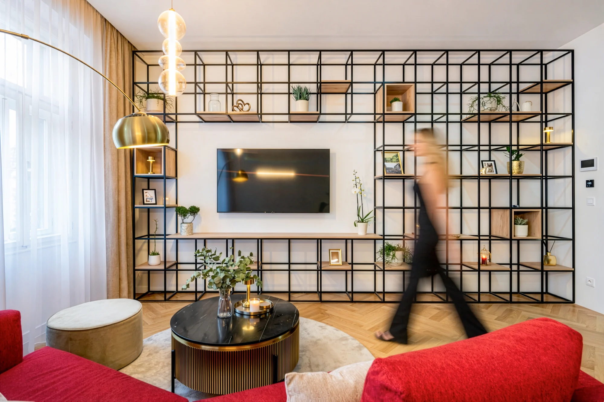 Elegantní byt v Karlíně s industriální knihovnou jako náhled online článku.