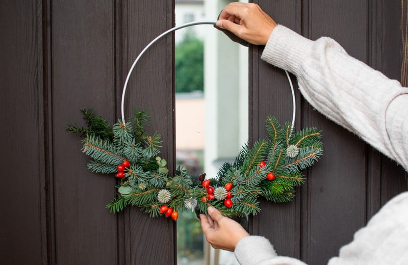 Vánoční věnec na dveře, který hravě zvládne každý