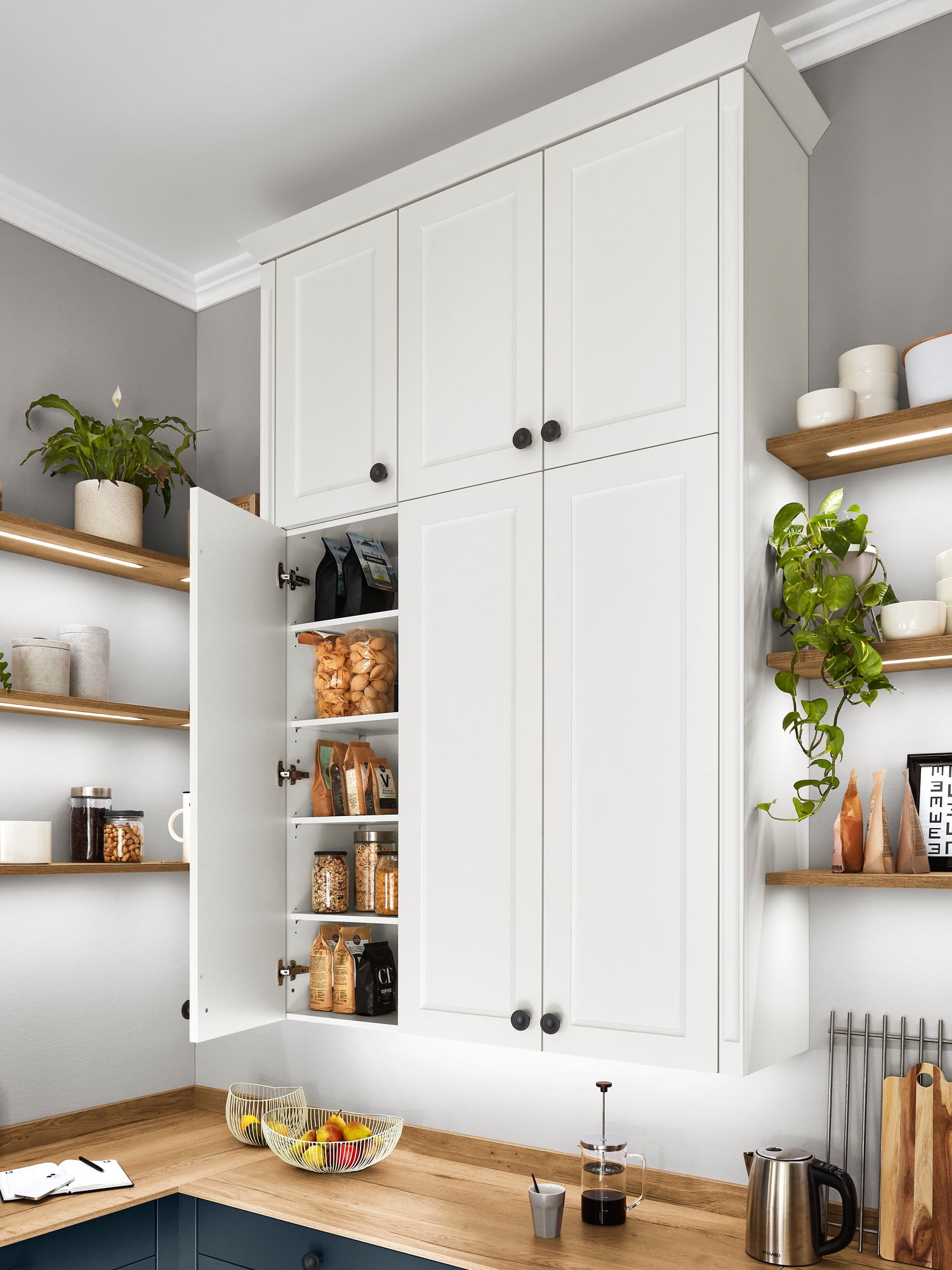 Jak v malé kuchyni získat více úložného prostoru? Skříně protáhněte až ke stropu.