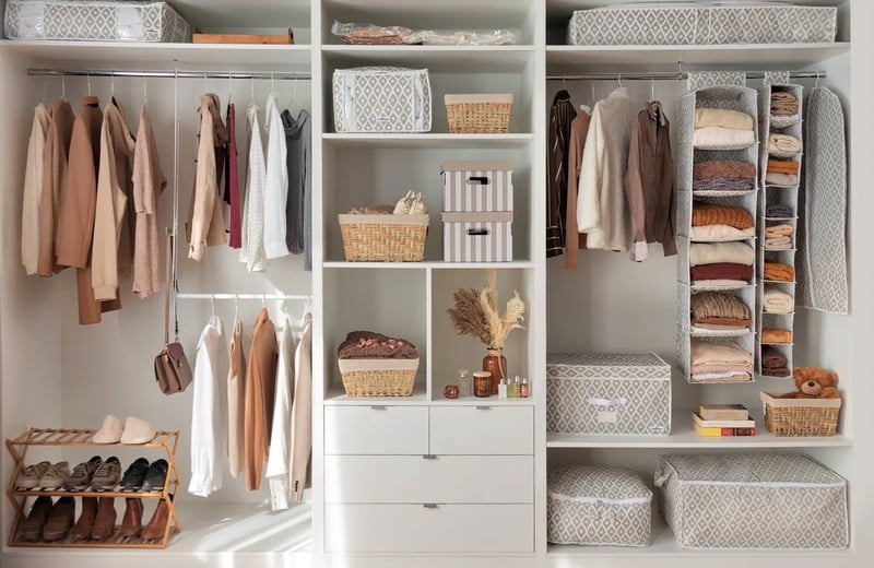 Jak uspořádat šatní skříň