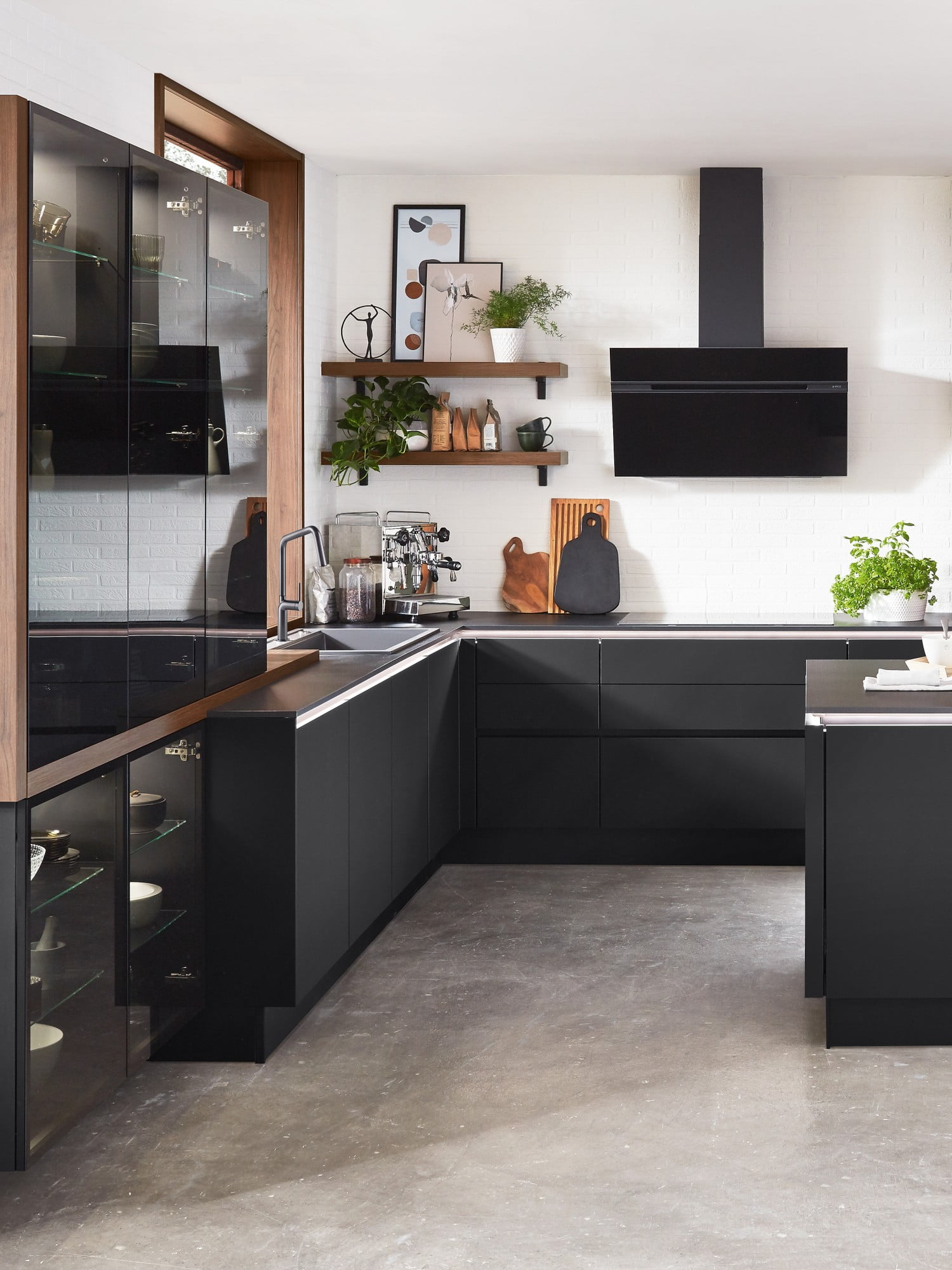 Černá kuchyně je elegantní a moderní zároveň. Hlavně pokud přidáte prosklené skříňky.