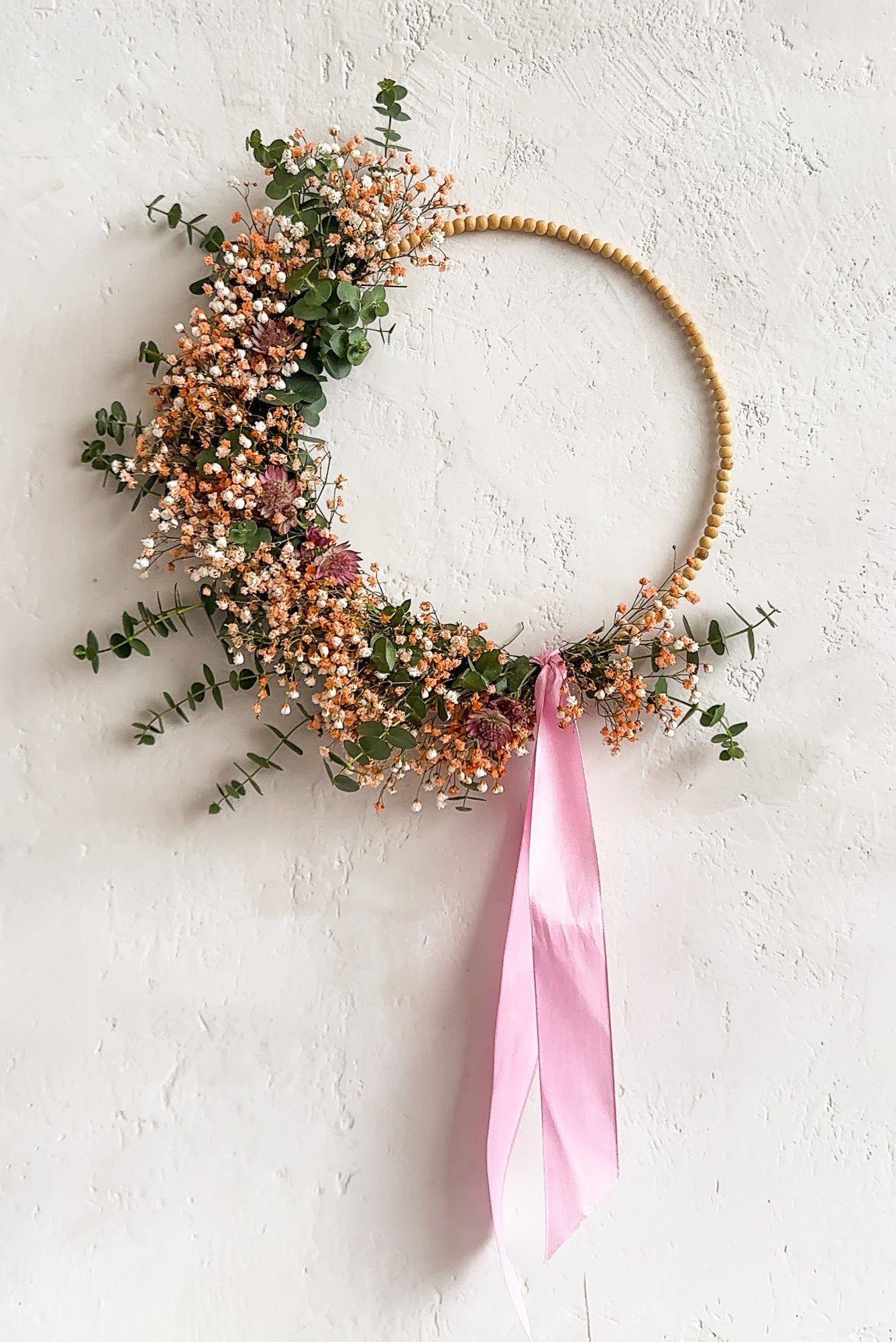 Jarní věnec z korálkového základu