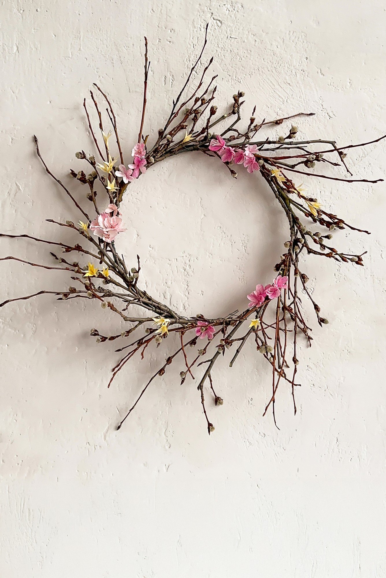 Jarní věnec zdobený kvítky z krepového papíru