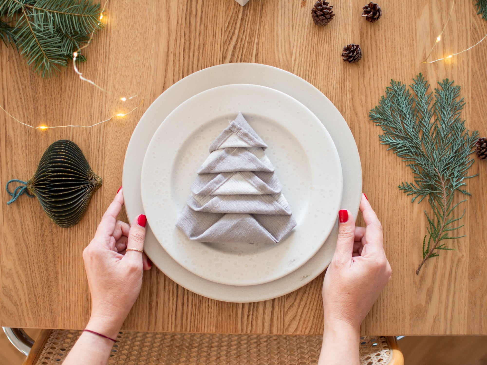 Inspirace na vánoční prostírání – složte ubrousky do tvaru stromečku