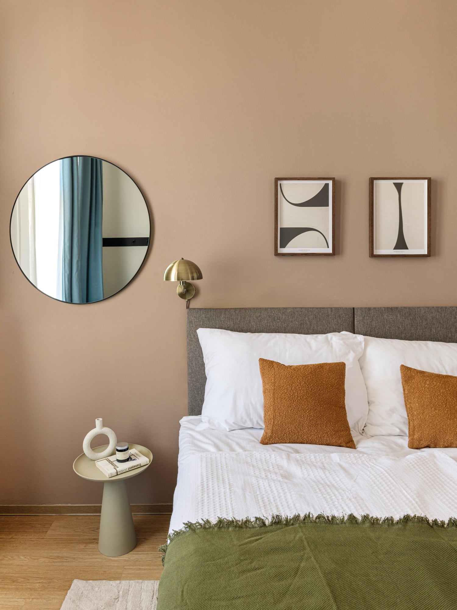 V moderní ložnici je důležitý vizuální klid, kterého docílíte volbou nábytku s jednoduchými liniemi a bez zbytečných ozdob.