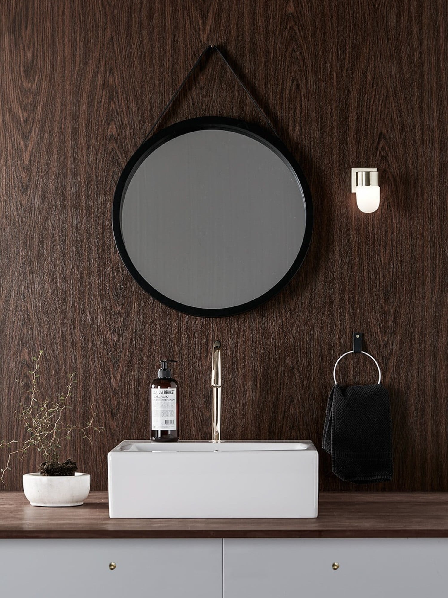 Nástěnné svítidlo vedle zrcadla může plnit i dekorativní funkci.