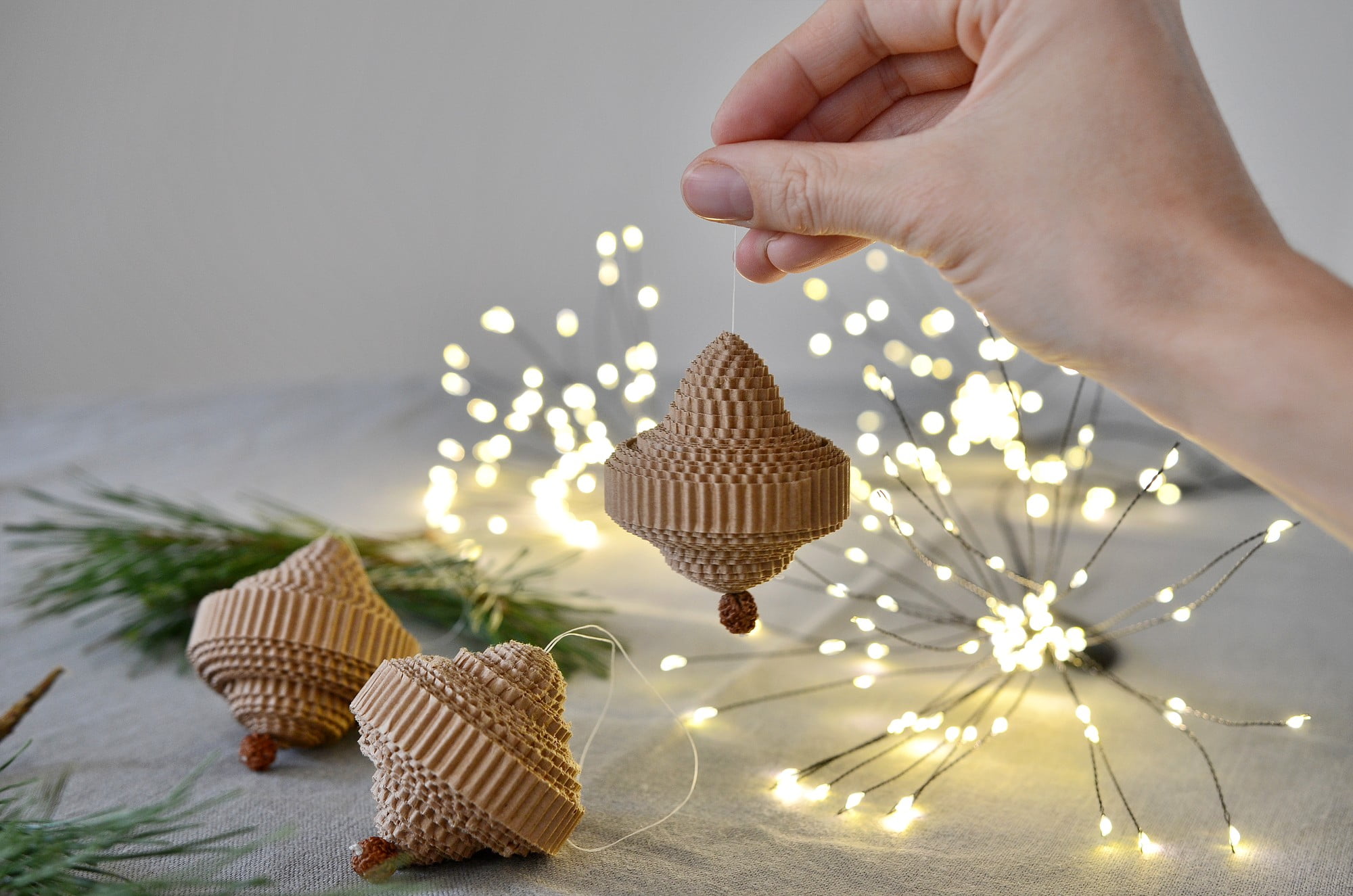 Vánoční ozdoby z lepenky – jednoduché DIY, kdy recyklujete odpadní materiál