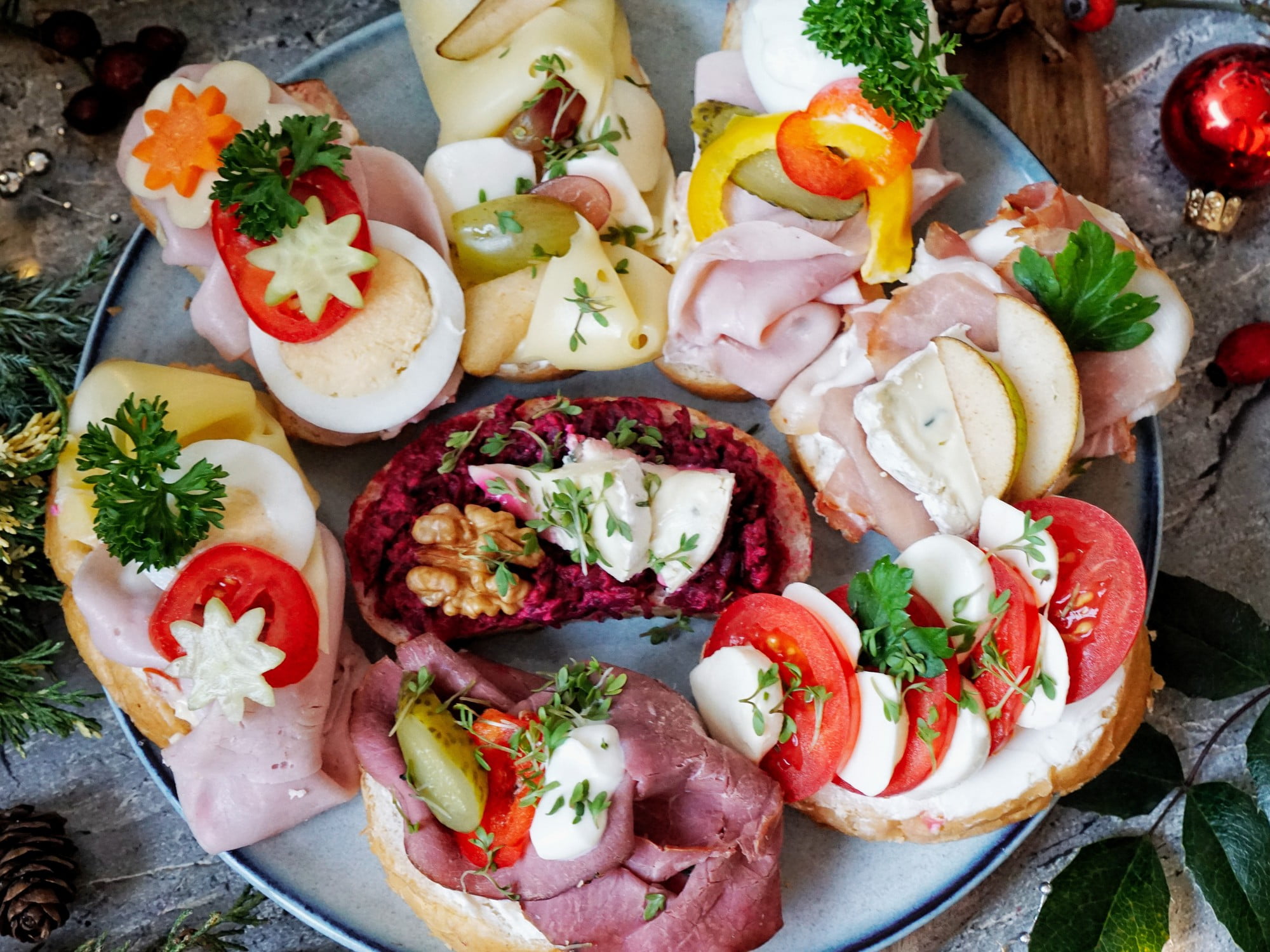Chlebíčky nazdobené různými pomazánkami, salámy a sýry jsou perfektní nejen na silvestrovskou oslavu. 