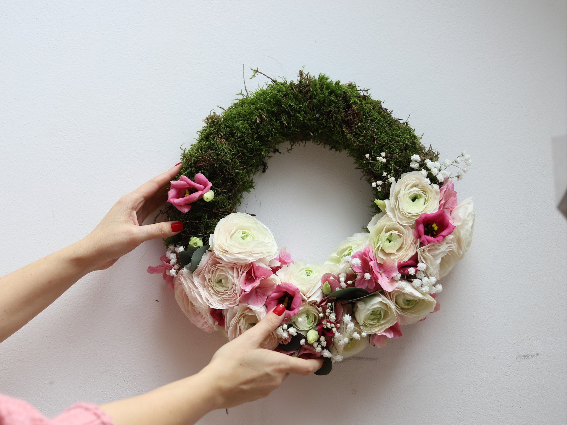 Jarní věnec s růžovými a bílými pryskyřníky vydrží díky základu z aranžovací hmoty.