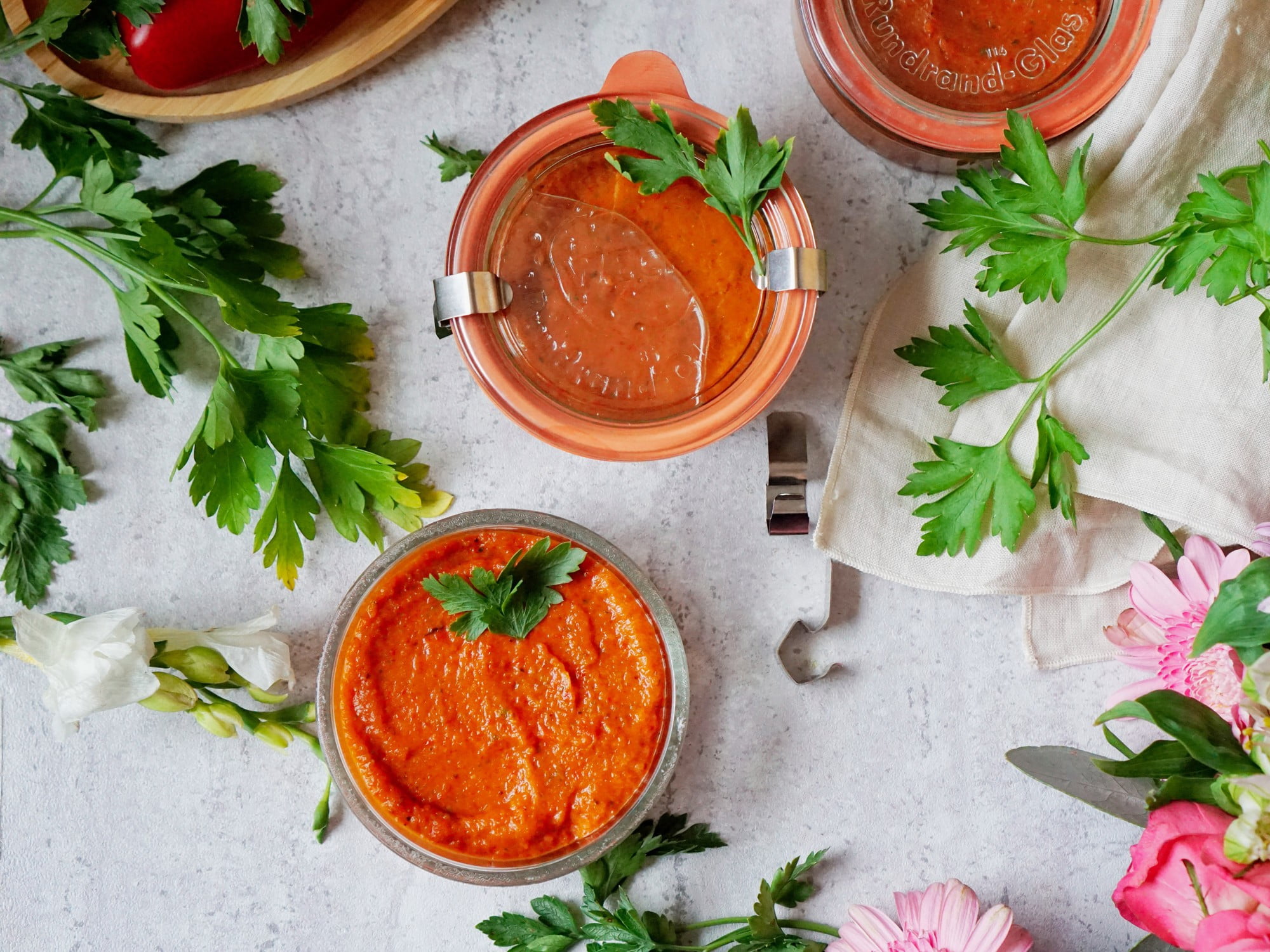 Ajvar má všestranné využití. Stačí ho přenést na piknik v zavařovací sklenici a použít k ochucení masa nebo jako dip k nachos.