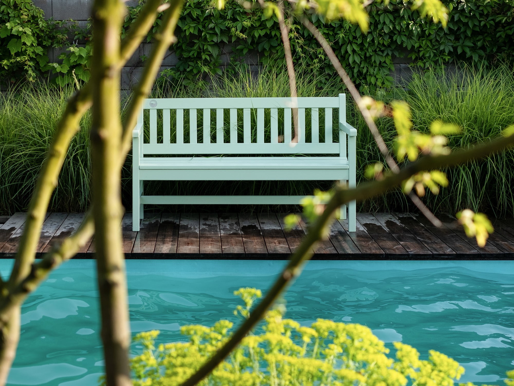 Do zahrady patří různé odpočinkové prvky jako například lavičky. Zdroj: Flera