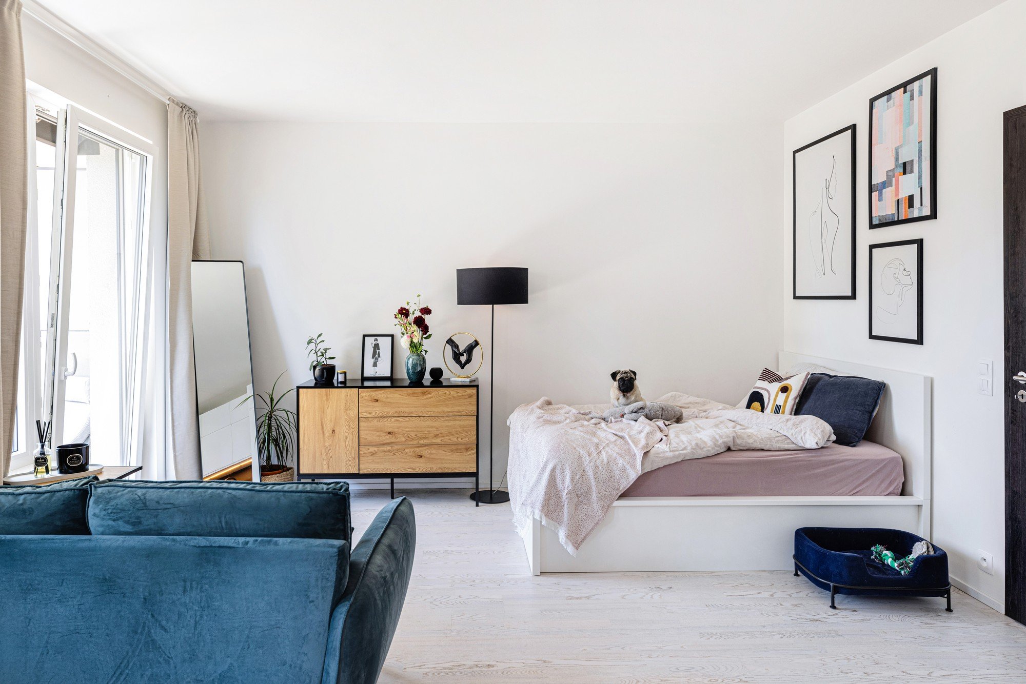 Majitelka si do bytu, kde má ložnici v obýváku, vybrala klasickou postel.