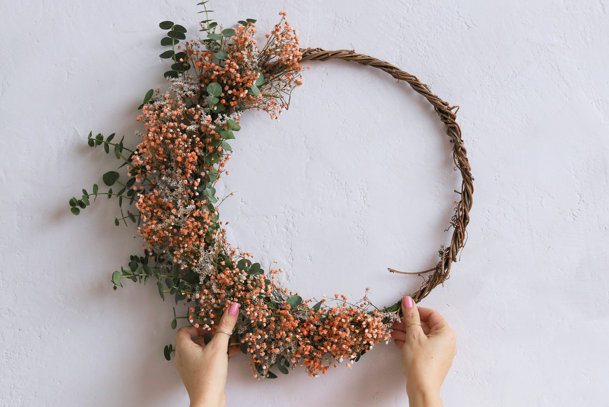 Věnec na dveře z gypsy a eukalyptu.