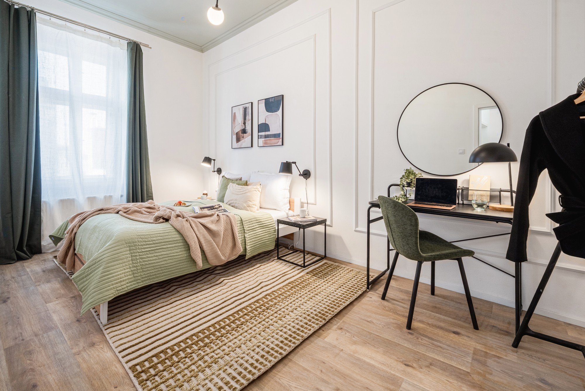 Realizace potvrzuje, že i jeden pokoj může působit vzdušně, klidně a zároveň nabídnout plnohodnotné místo pro práci i odpočinek.