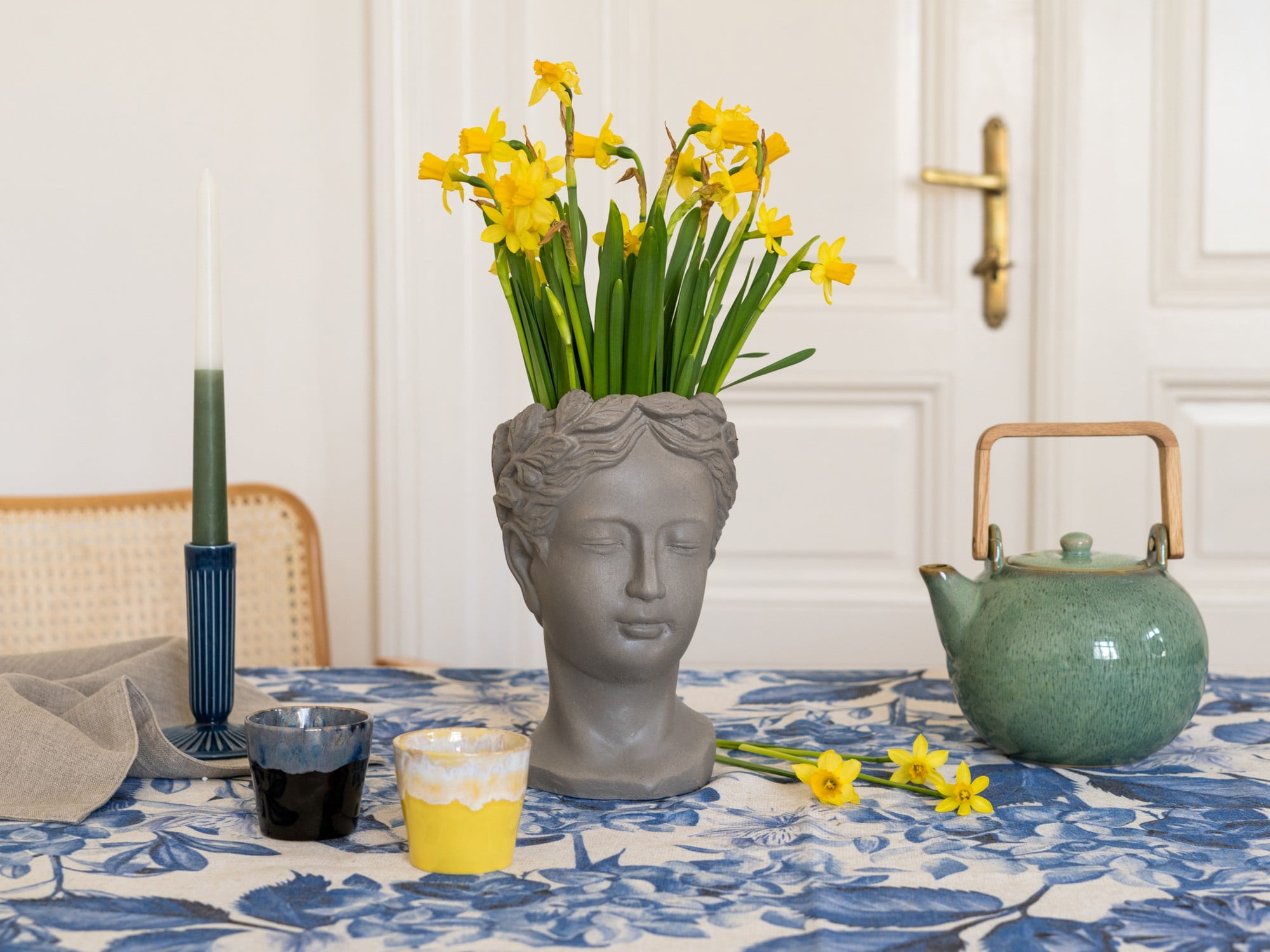 Květináči Isabel budou slušet žluté kvítky narcisů, ale i drobné tulipány nebo konvalinky