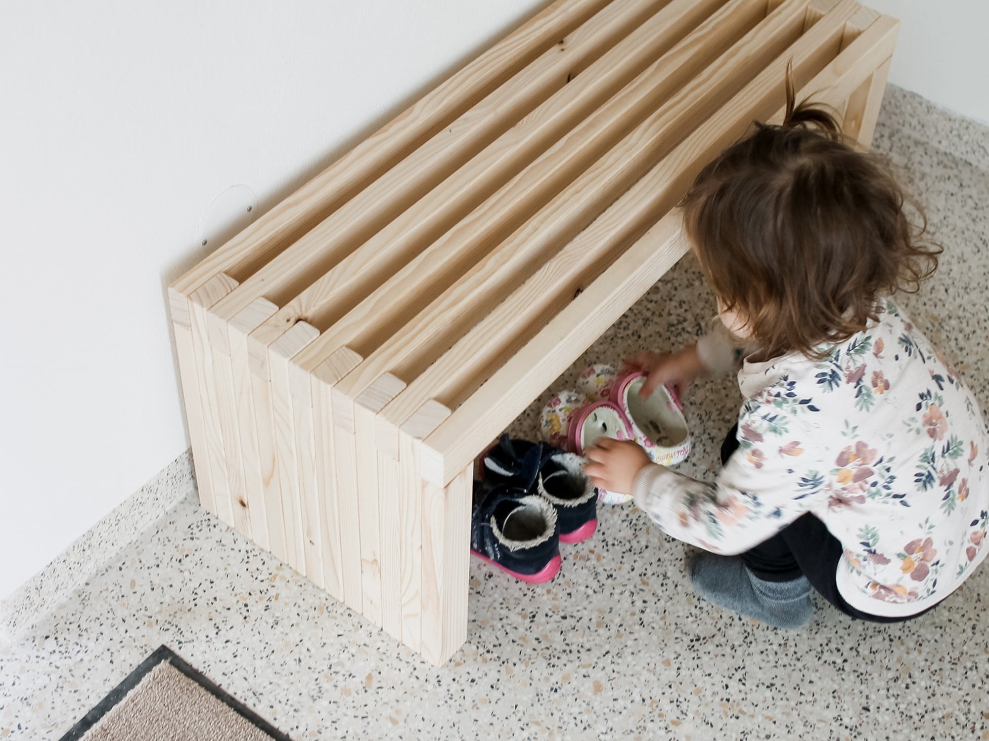 Tato dřevěná lavice je výškově upravená pro děti, ale rozměr snadno změníte i na výšku pro dospělé. 