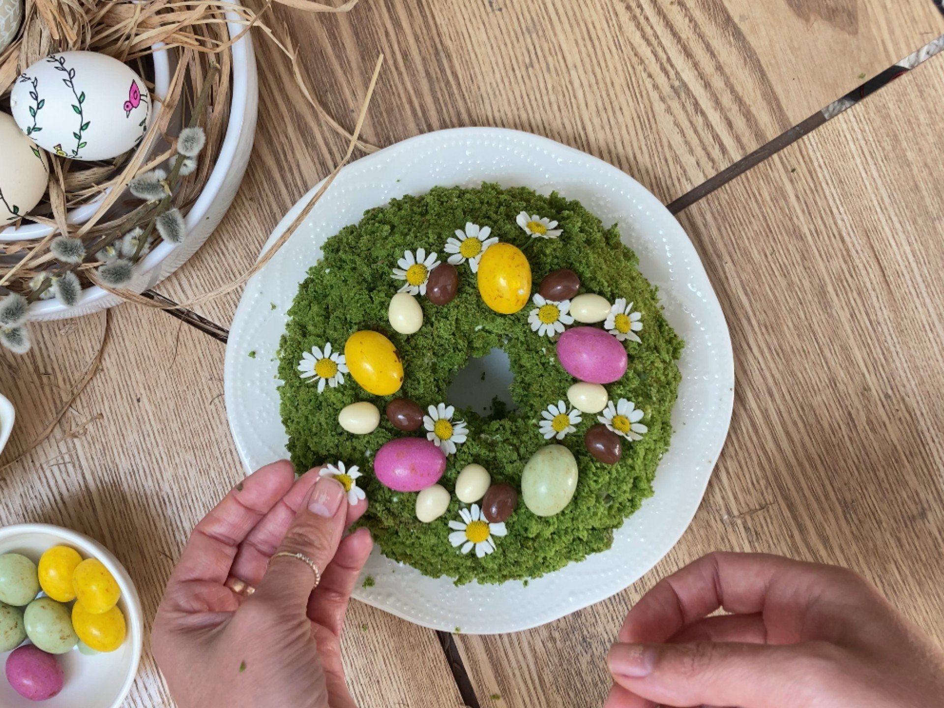 Netradiční věnec – mechový dort upečený ve tvaru věnečku