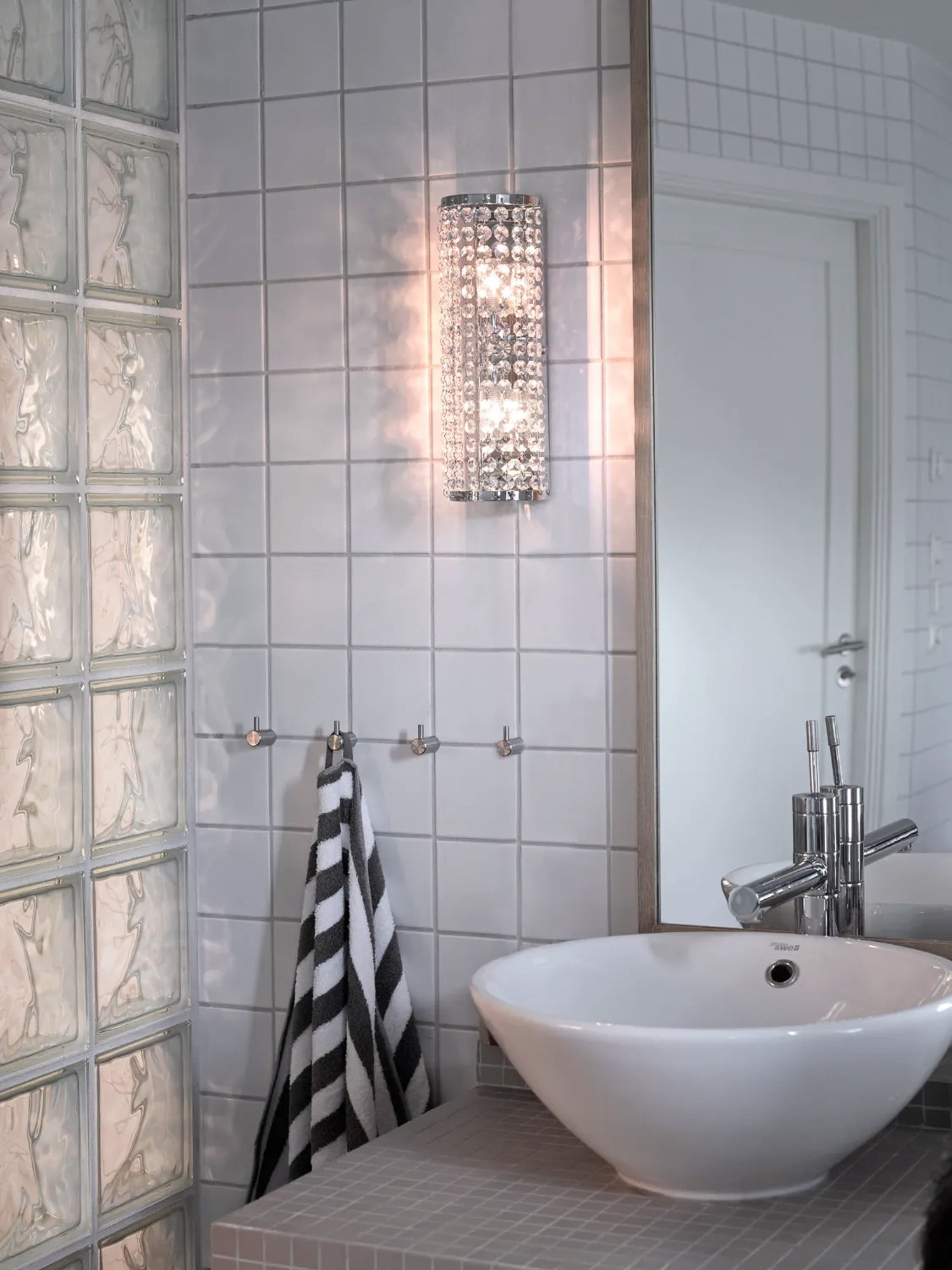 Osvětlení koupelny - inspirace v glamour stylu.