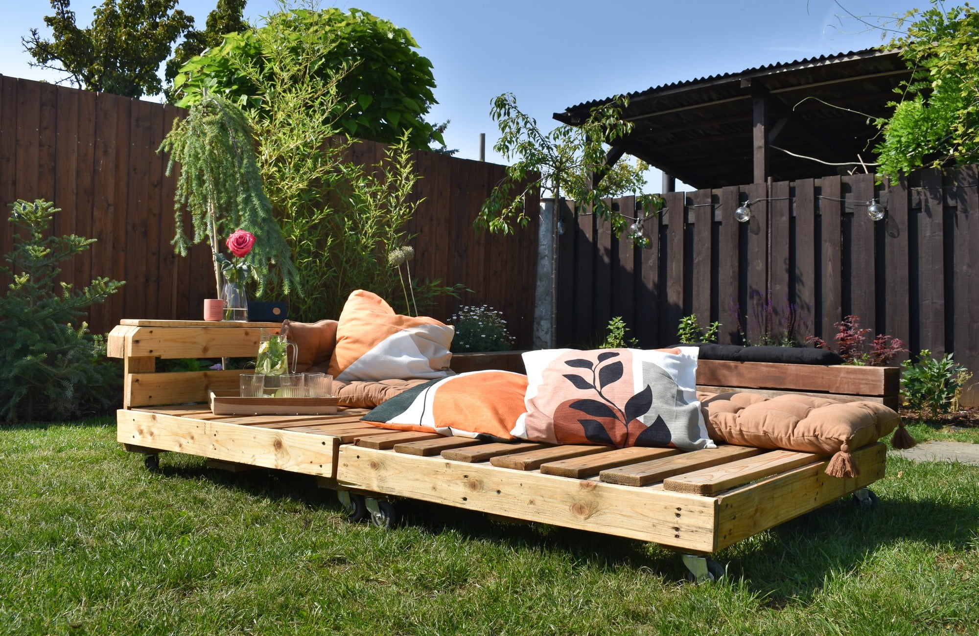Paletový nábytek je skvělé low cost řešení pro venkovní posezení na zahradě.