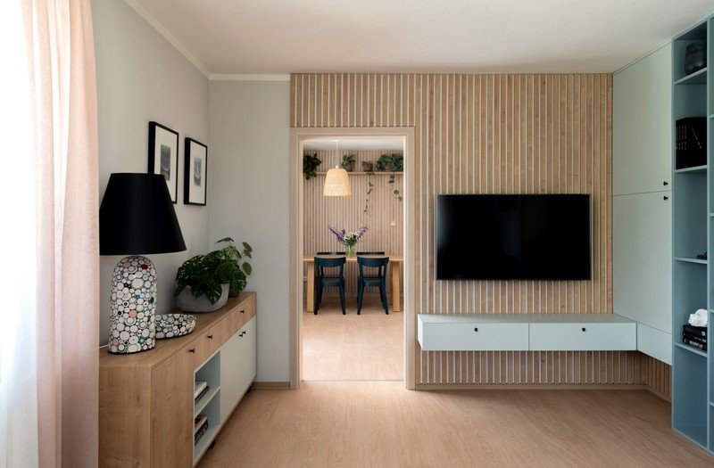 Realizace obývacího pokoje s jídelnou: scandi styl se spoustou zeleně