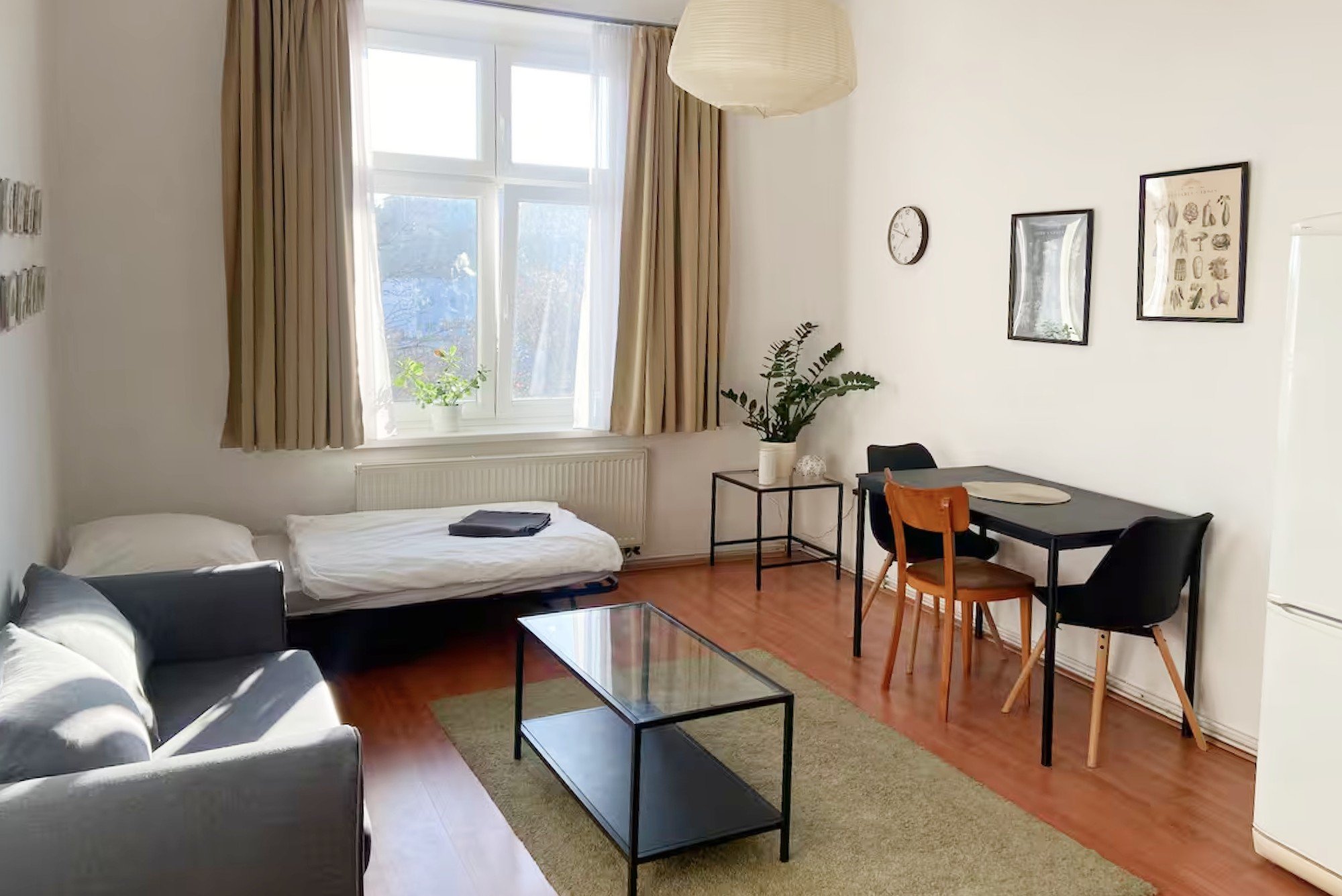 Obývací pokoj byl příjemně světlý a vzdušný, s jednoduchým základem, který ale ještě čekal na dotažení atmosféry a detailů.