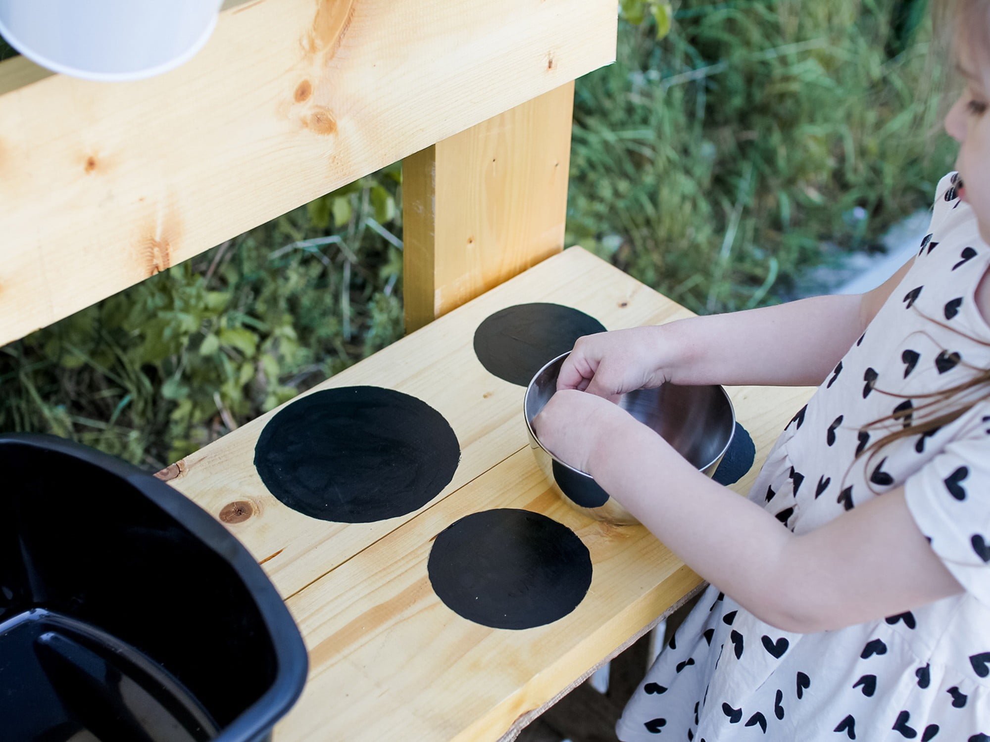 Dřevěnou kuchyňku se sporákem můžete dát do pokojíku i na venkovní terasu.