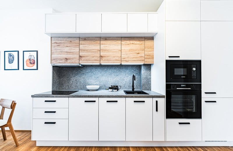 Maximální využití prostoru: Kuchyně na míru pro malý byt v rezidenci Bílá Skála