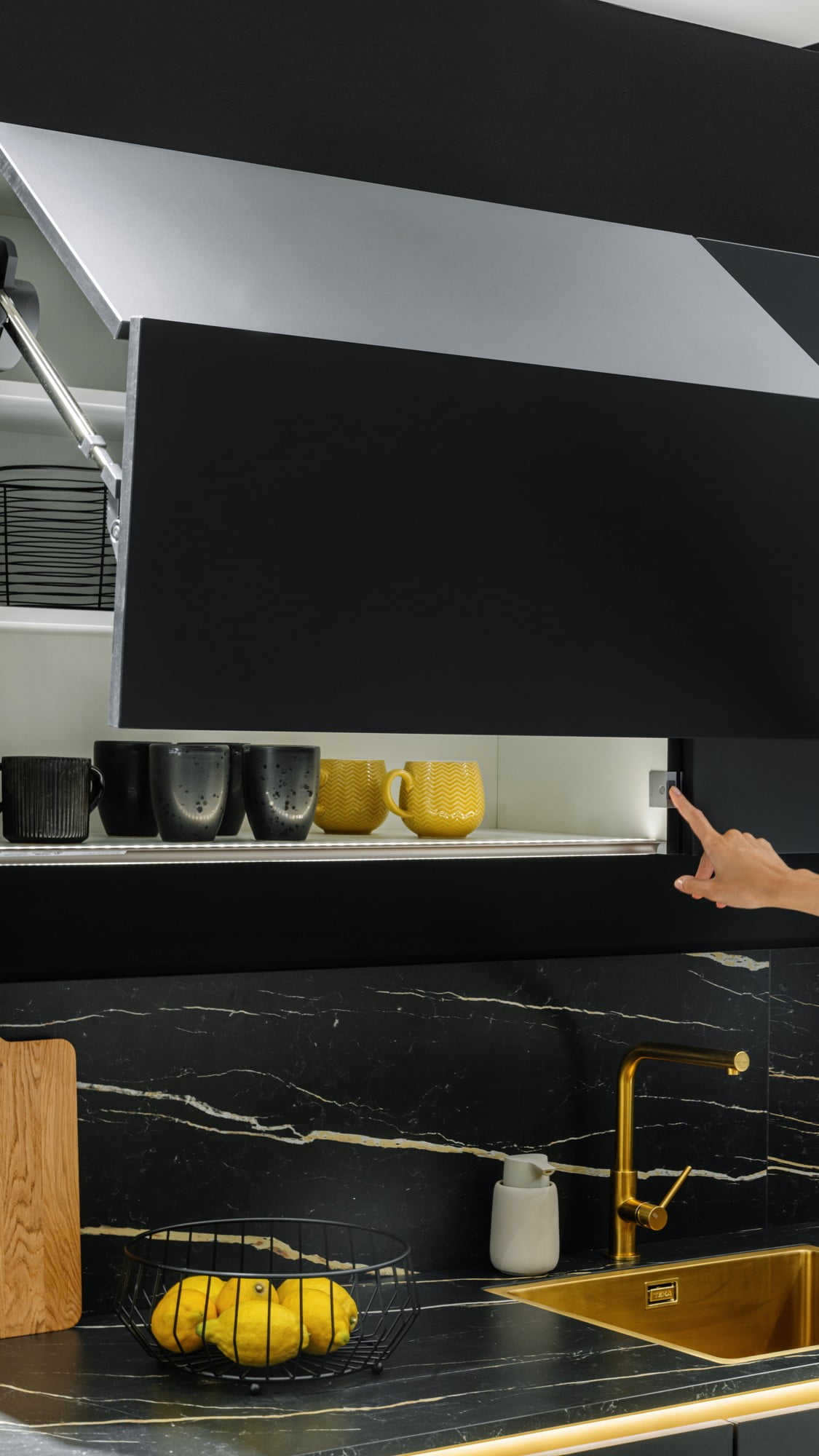 Chytrá řešení jsou v moderní kuchyni vítána. Například otevírání skříněk tlačítkem nebo mávnutím ruky.
