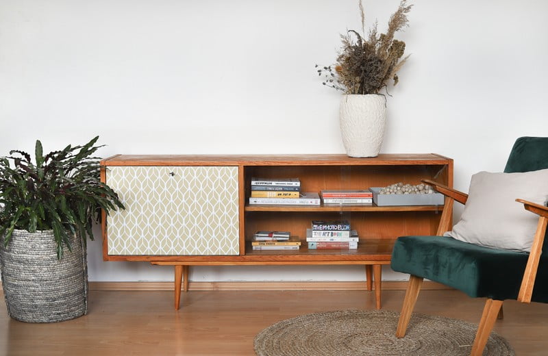 DIY: Jak předělat komodu s pomocí samolepek na nábytek