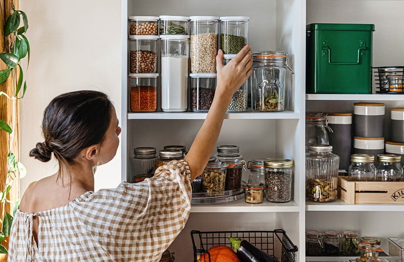 Jak zorganizovat spíž a chytře využít regály a kuchyňské organizéry