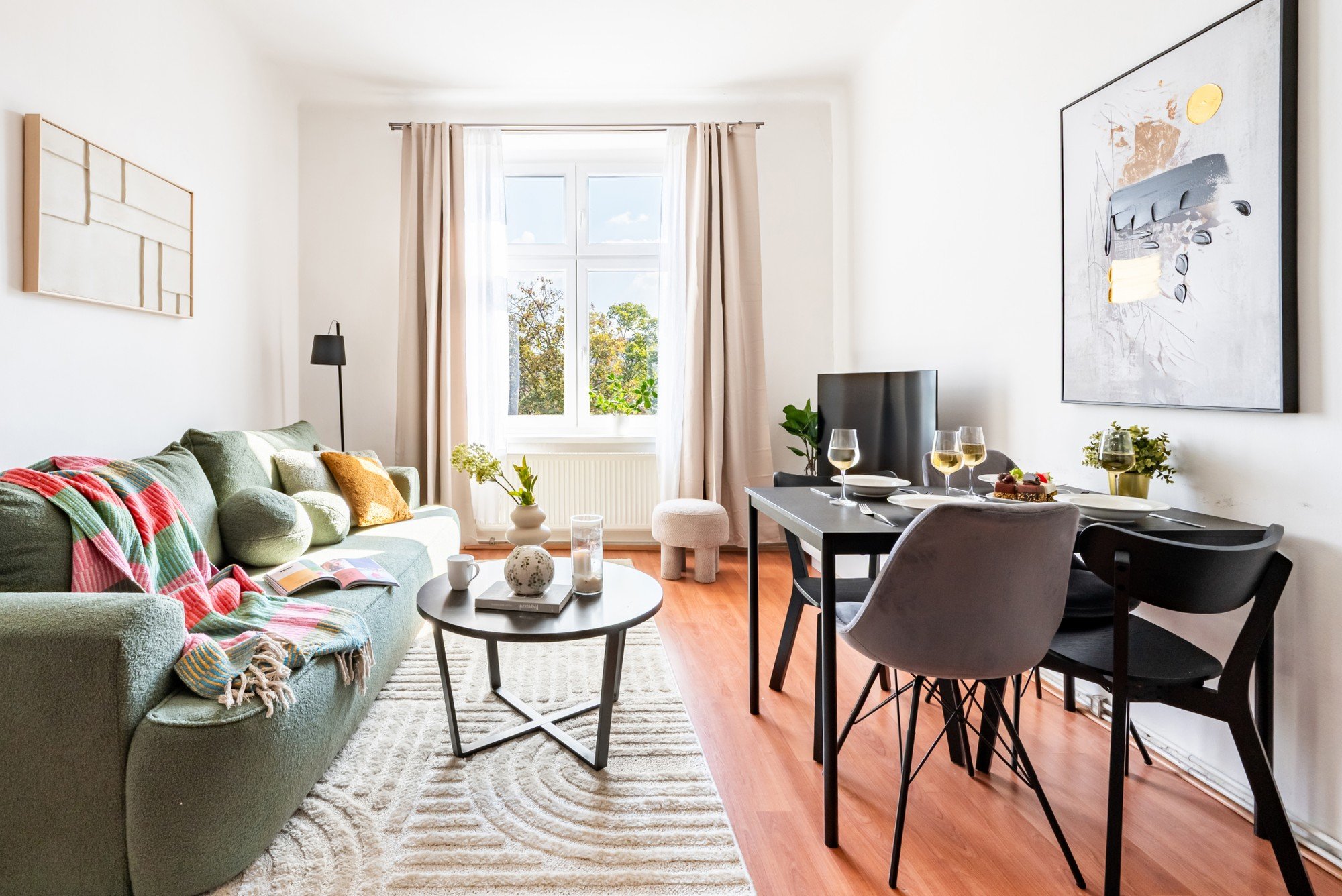 Díky promyšlenému rozvržení, barvám a měkkým textiliím se z něj stal útulný a harmonický prostor, který přirozeně propojuje odpočinek, stolování i každodenní život.