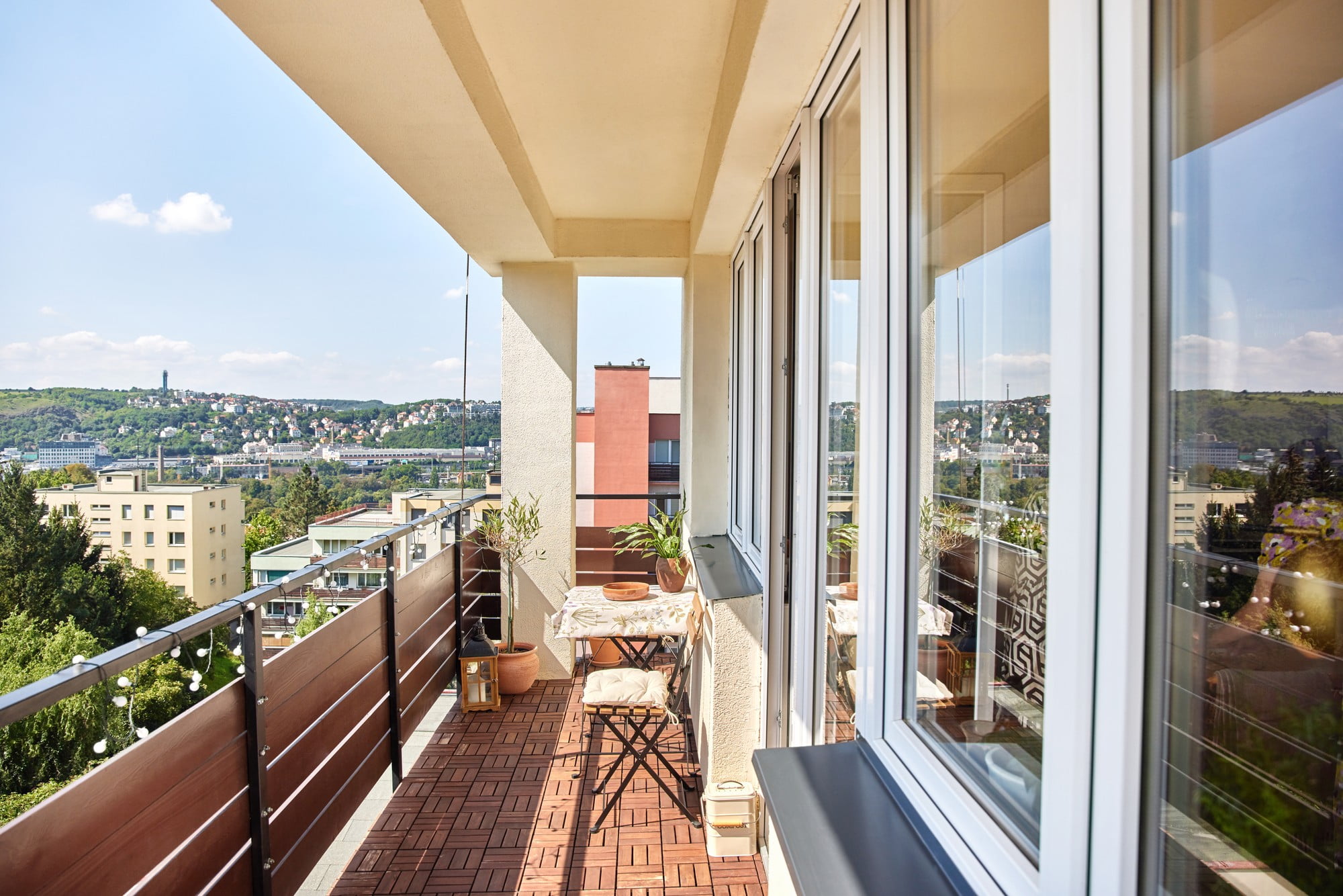 Balkon je obzvlášť během léta vítaným rozšířením kuchyně a obýváku.