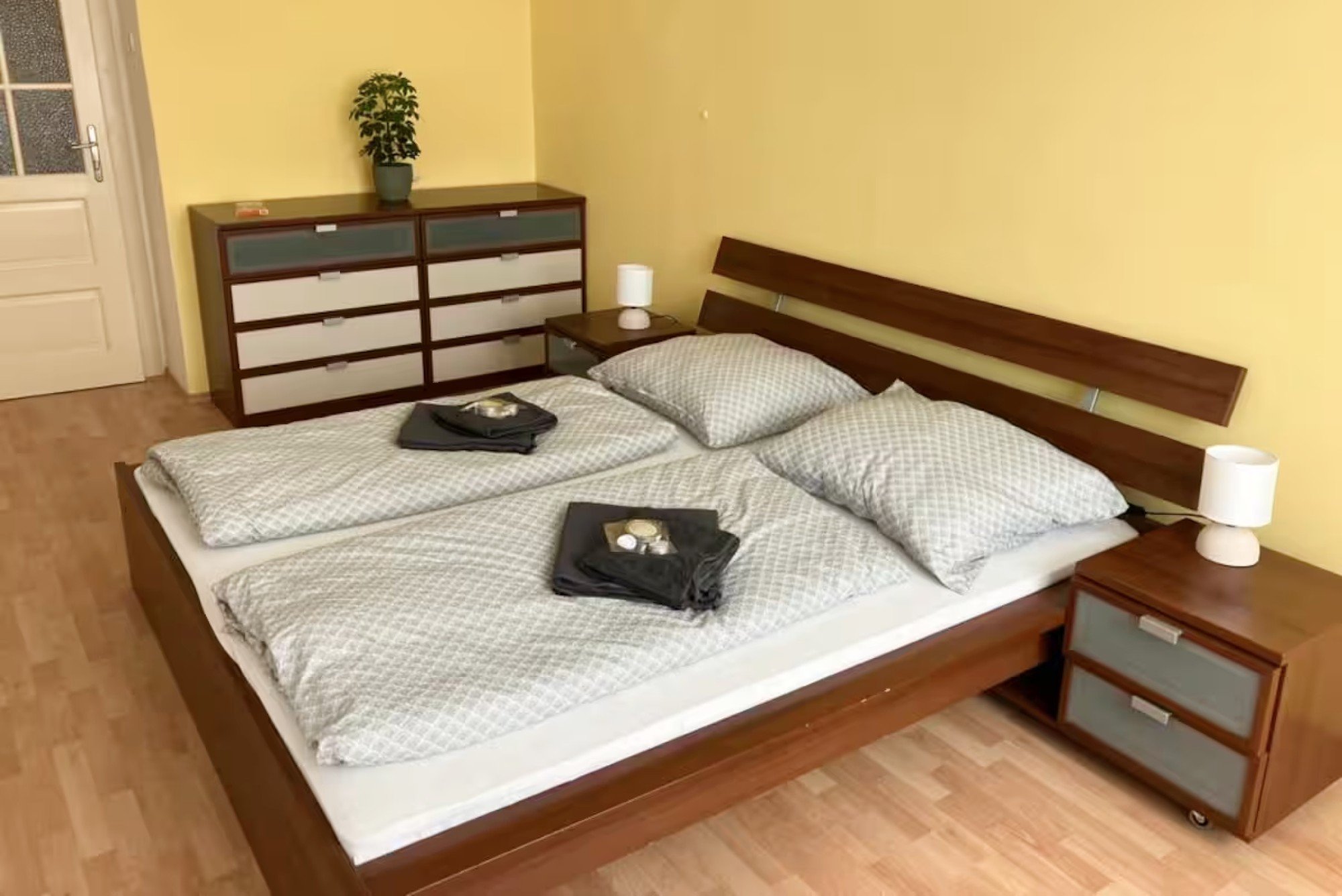 Ložnice působila spíše nevýrazně a funkčně, bez jasného stylu, emocí a promyšlené práce s barvou a atmosférou.