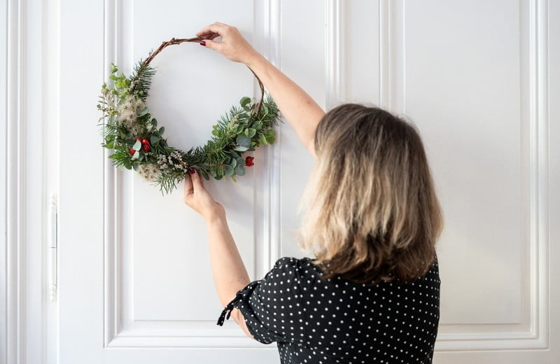 DIY: Vánoční věnec na dveře z čistě přírodních materiálů
