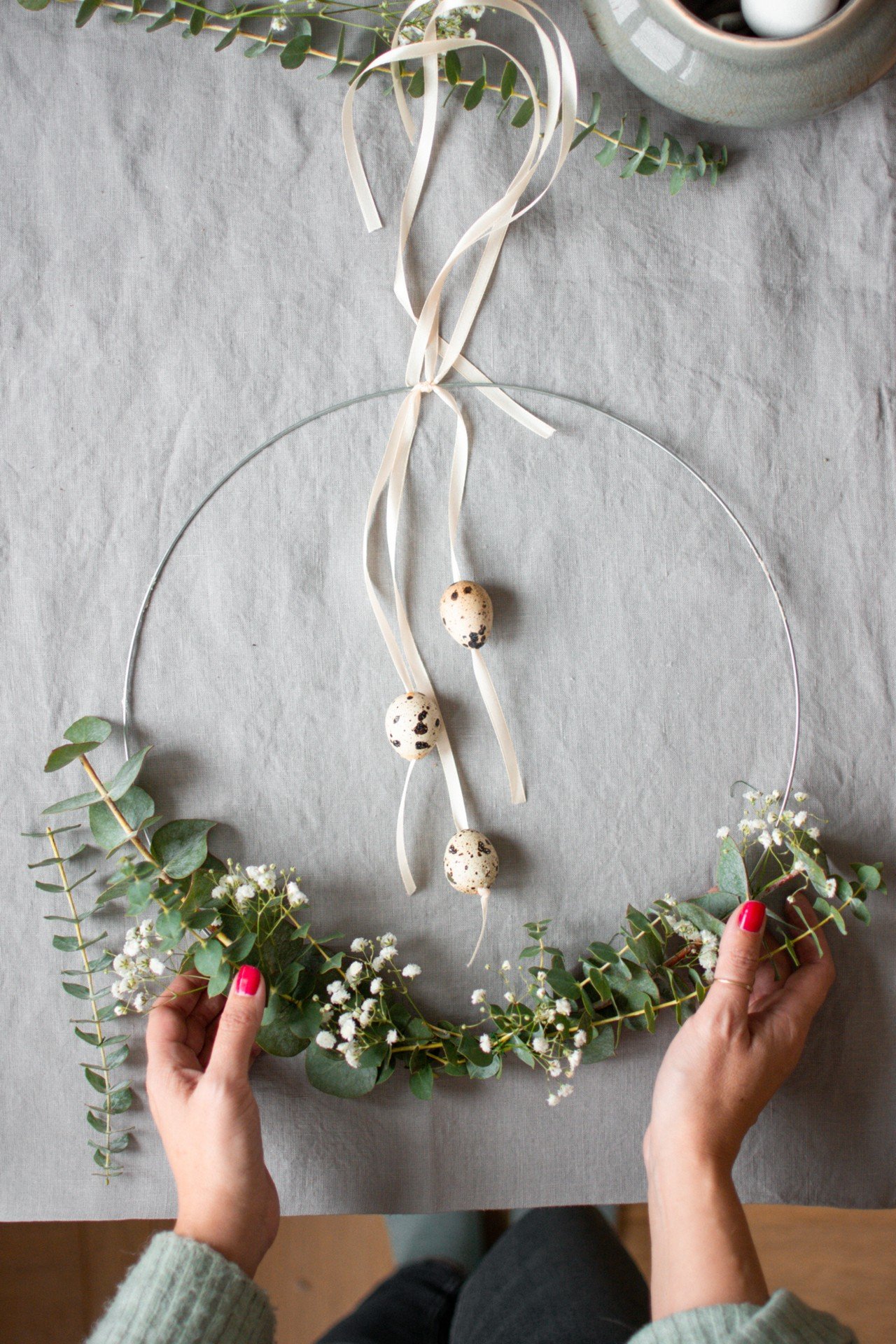 Přírodní věnec z eukalyptu doplněný několika křepelčími vejci.