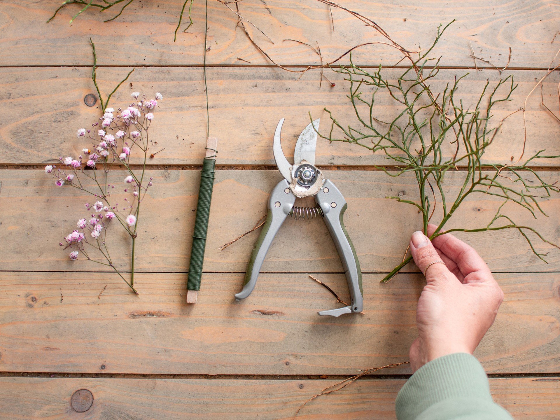 Na tvorbu jarního věnce bude stačit jen pár věcí.
