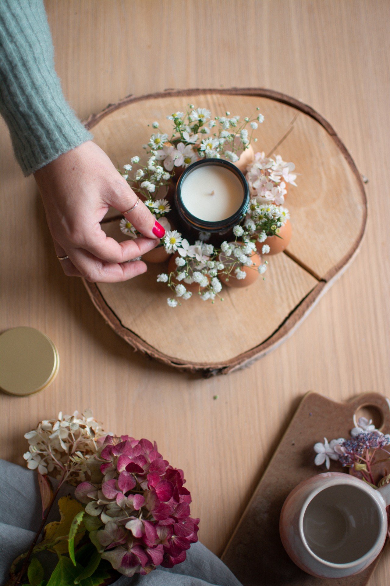 Jarní dekorace na stůl ze skořápek se podobá malému věnci.