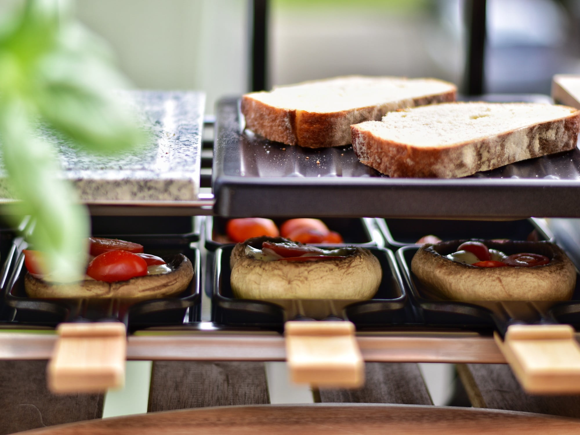 Raclette snadno připravíte v masové i vegetariánské verzi. Stačí si jen pořídit stolní gril nebo gril na raclette.