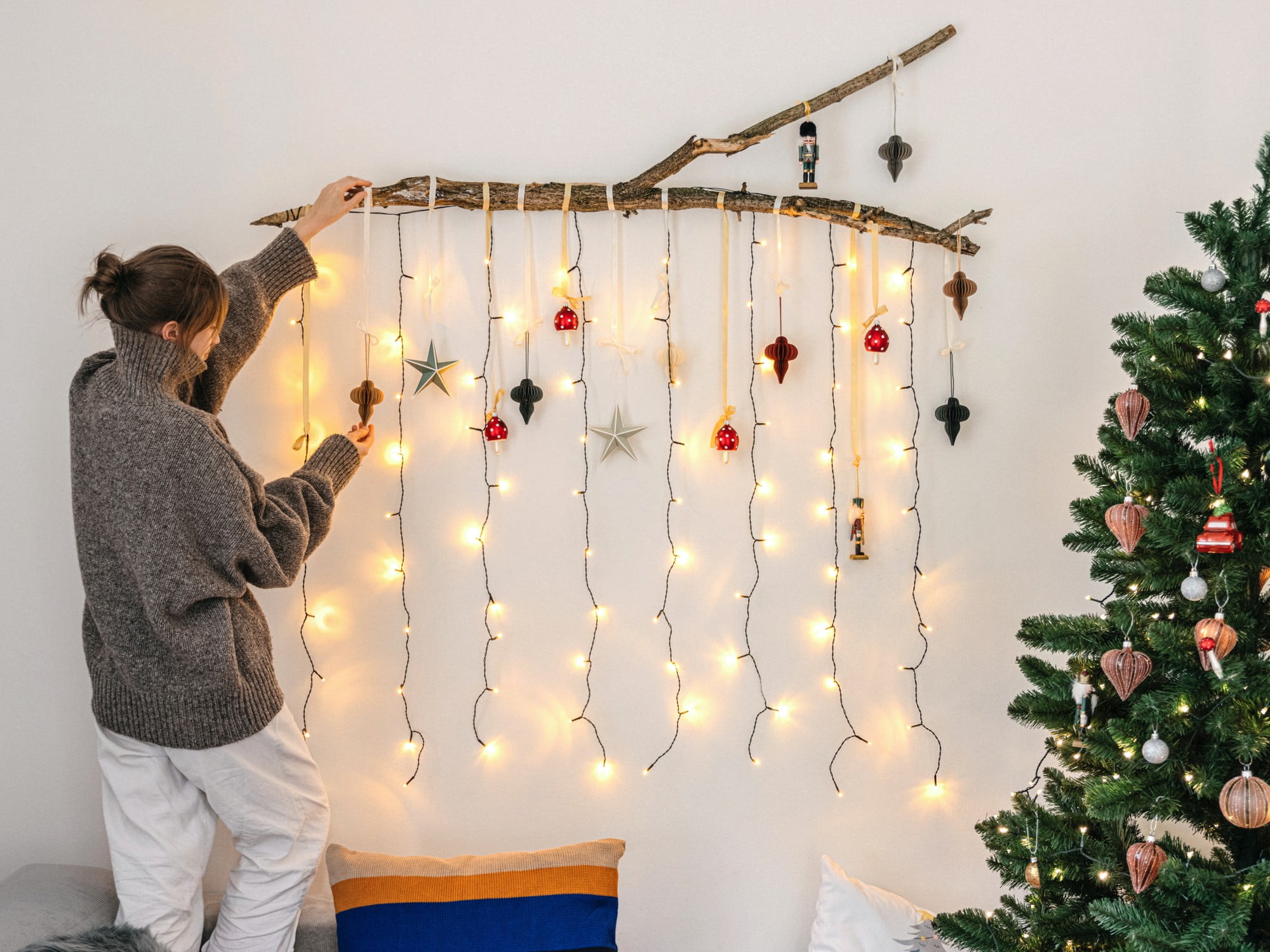Na efektní vánoční dekoraci vám bude stačit větev, pár ozdob a světelných řetězů